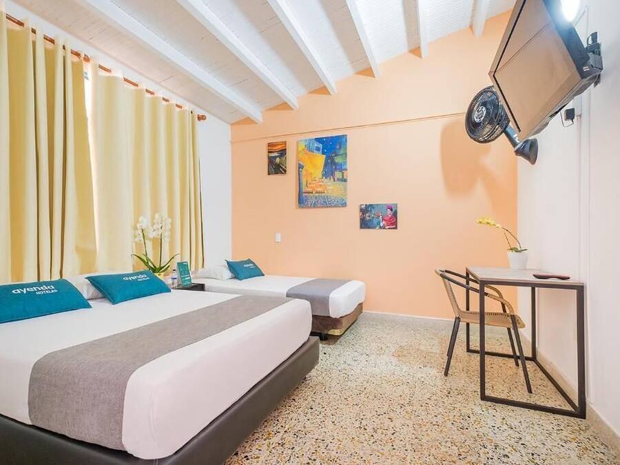 Ropa de cama hipoalergénica, escritorio, wifi gratis y ropa de cama