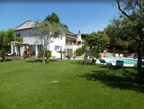 A large white house with a swimming pool and green lawn. - Joli T3 Dans Villa, Piscine , 300m de la mer (Cavalaire-sur-Mer)