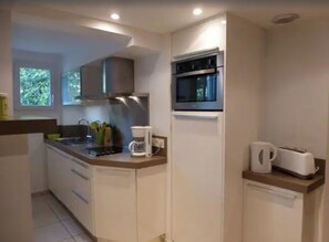 Réfrigérateur, micro-ondes, four, plaque de cuisson