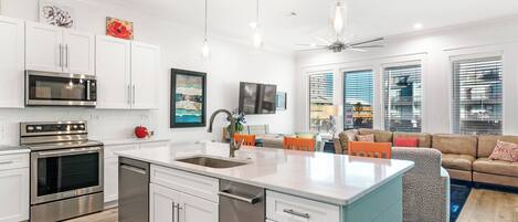 Een koelkast, een microgolfoven, een oven, een kookplaat