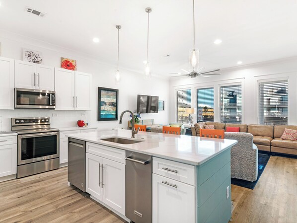 KĂŒhlschrank, Mikrowelle, Ofen, Herdplatte