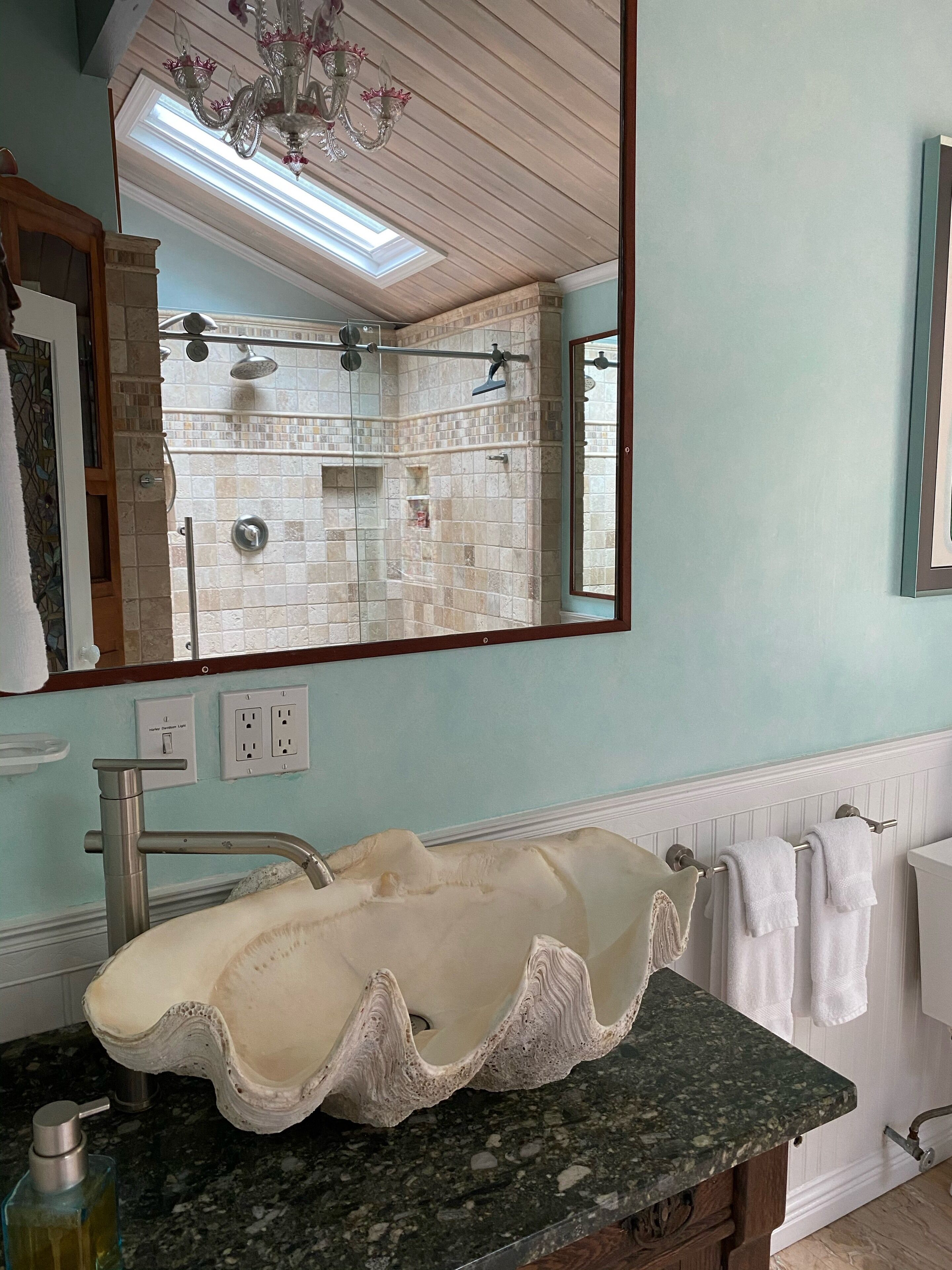 Romantic Artistic Retreat with Adirondack Suite