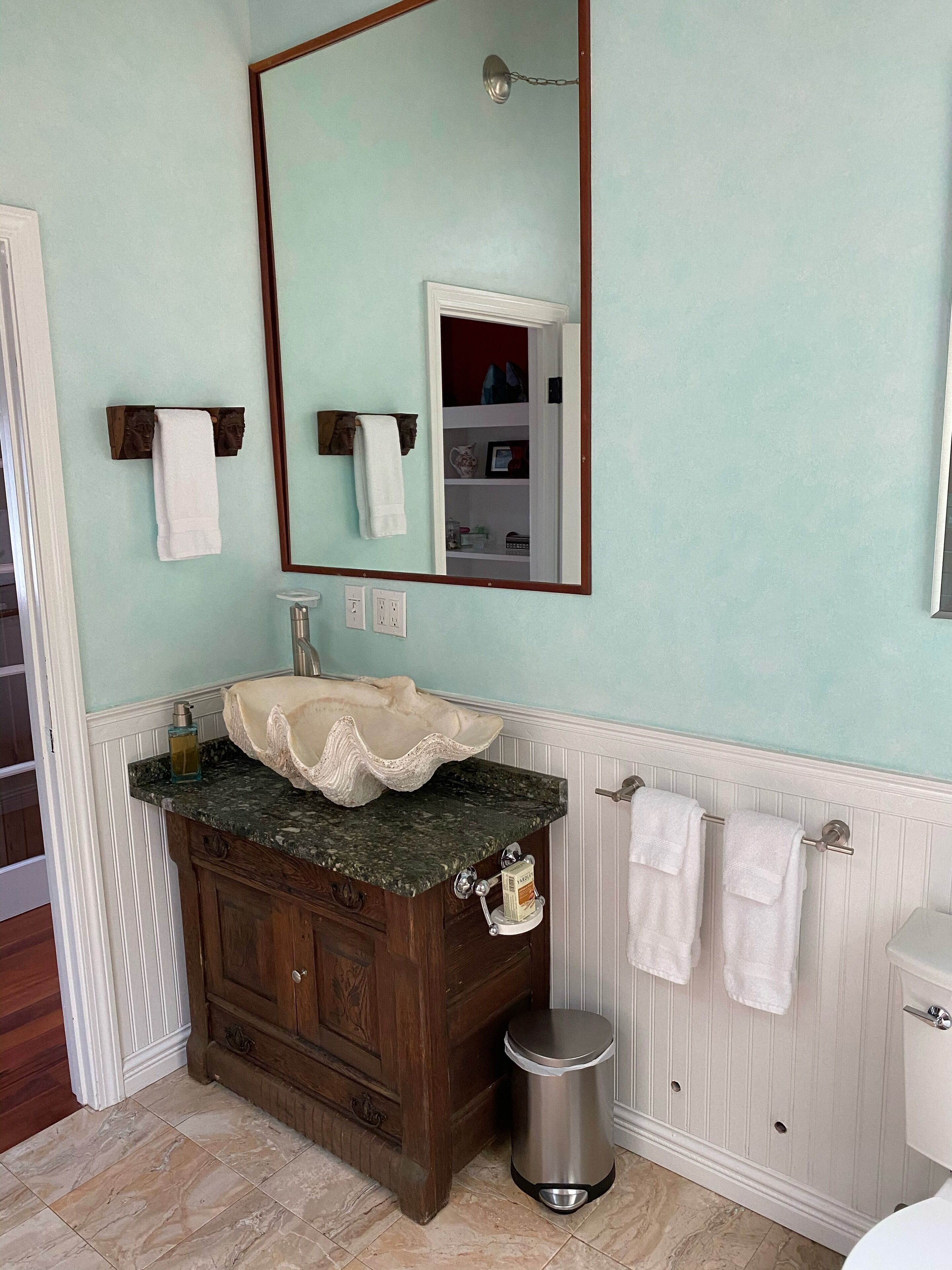 Romantic Artistic Retreat with Adirondack Suite