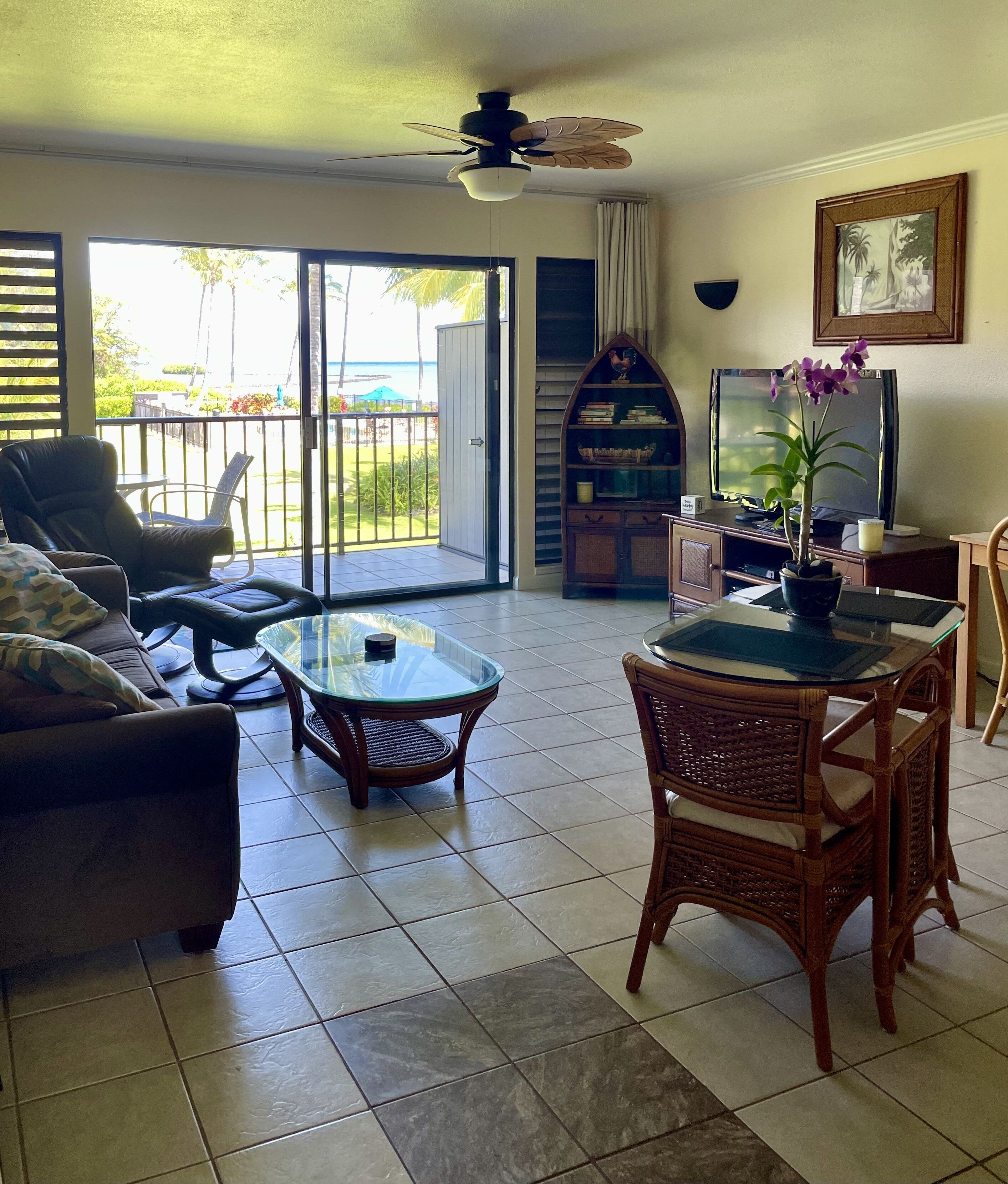 Una Smart TV, un reproductor de DVD, libros, un reproductor estéreo