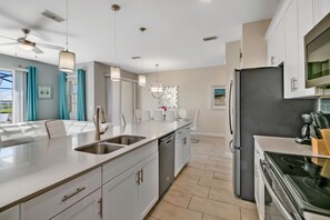 Refrigerador, microondas, horno, placa de cocina