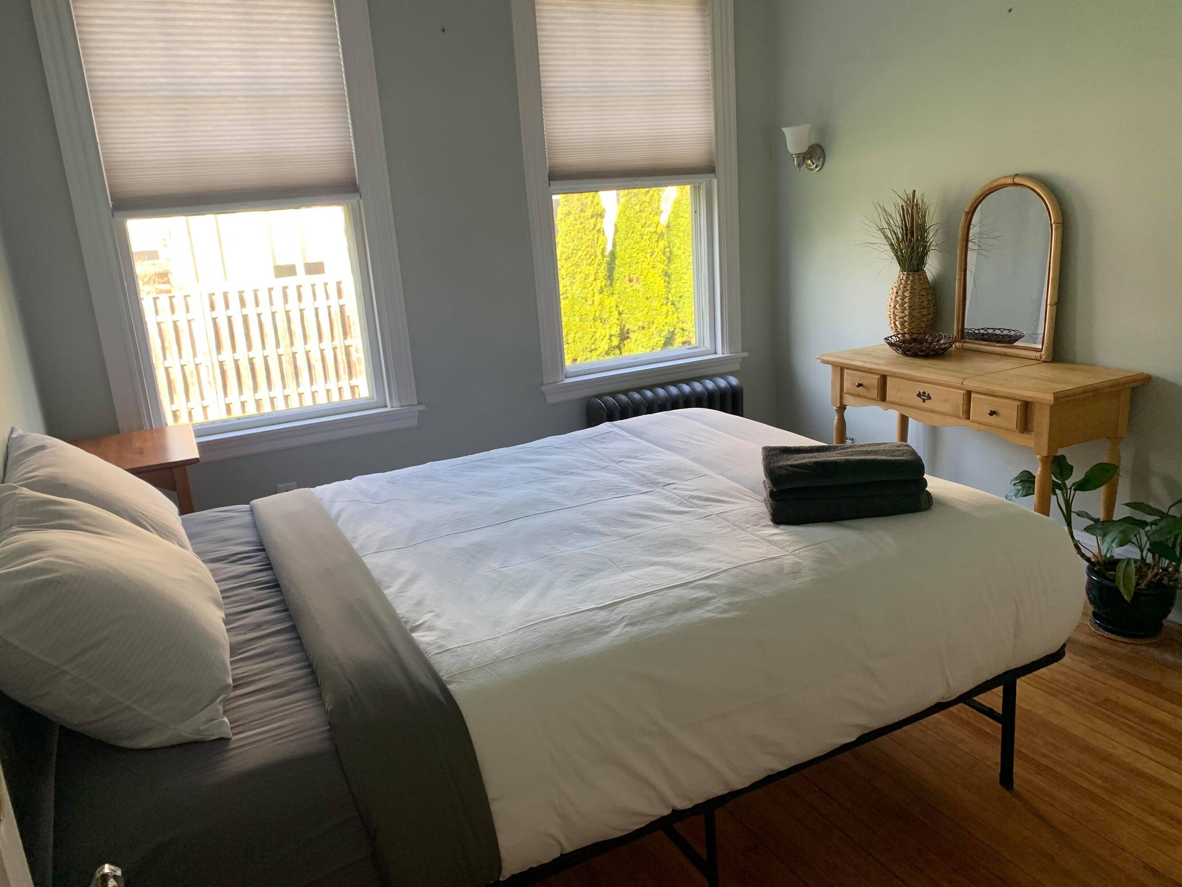 Spacious & Sunny 4 Bedroom Close to Downtown, hot tub