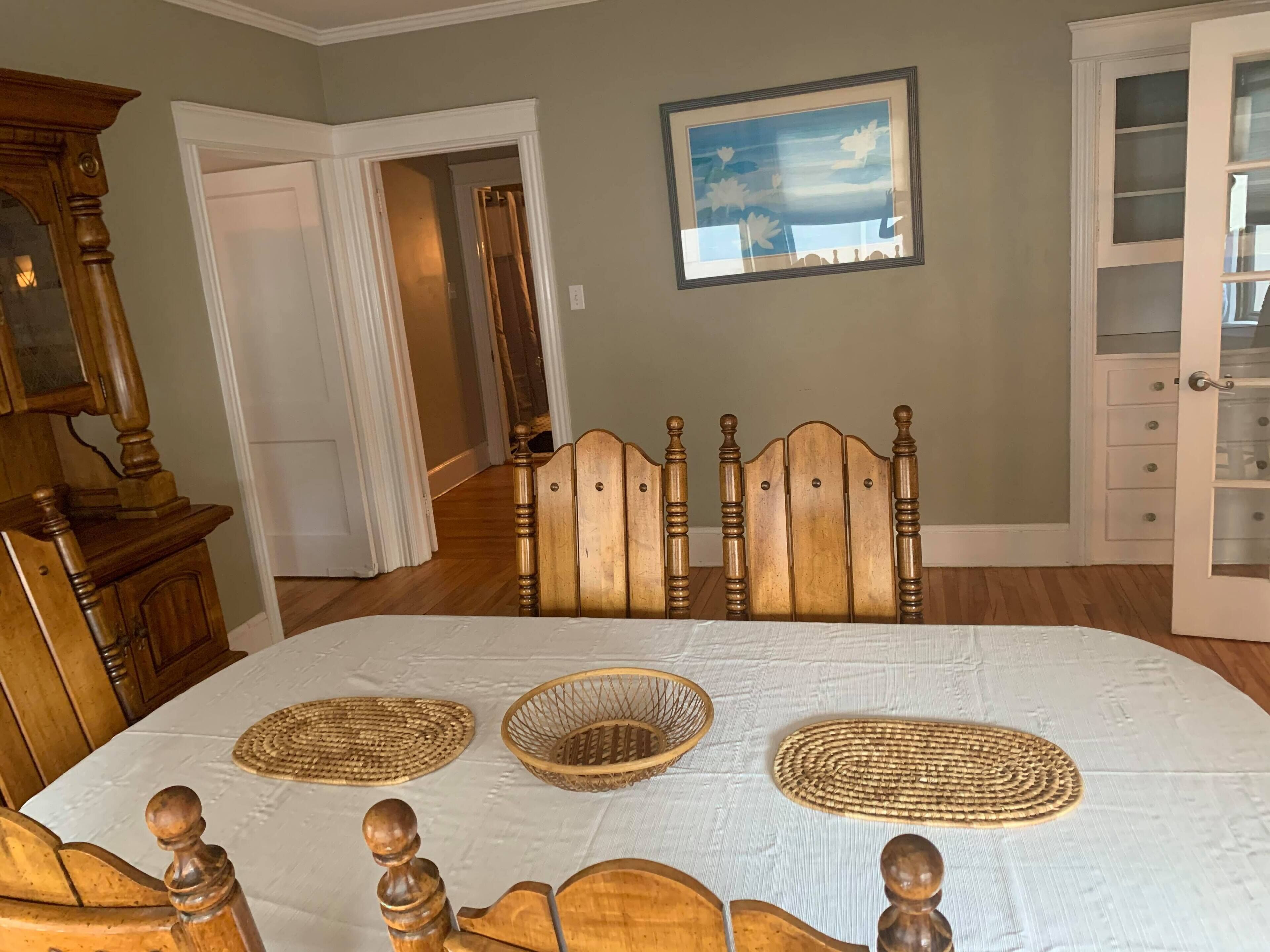 Spacious & Sunny 4 Bedroom Close to Downtown, hot tub