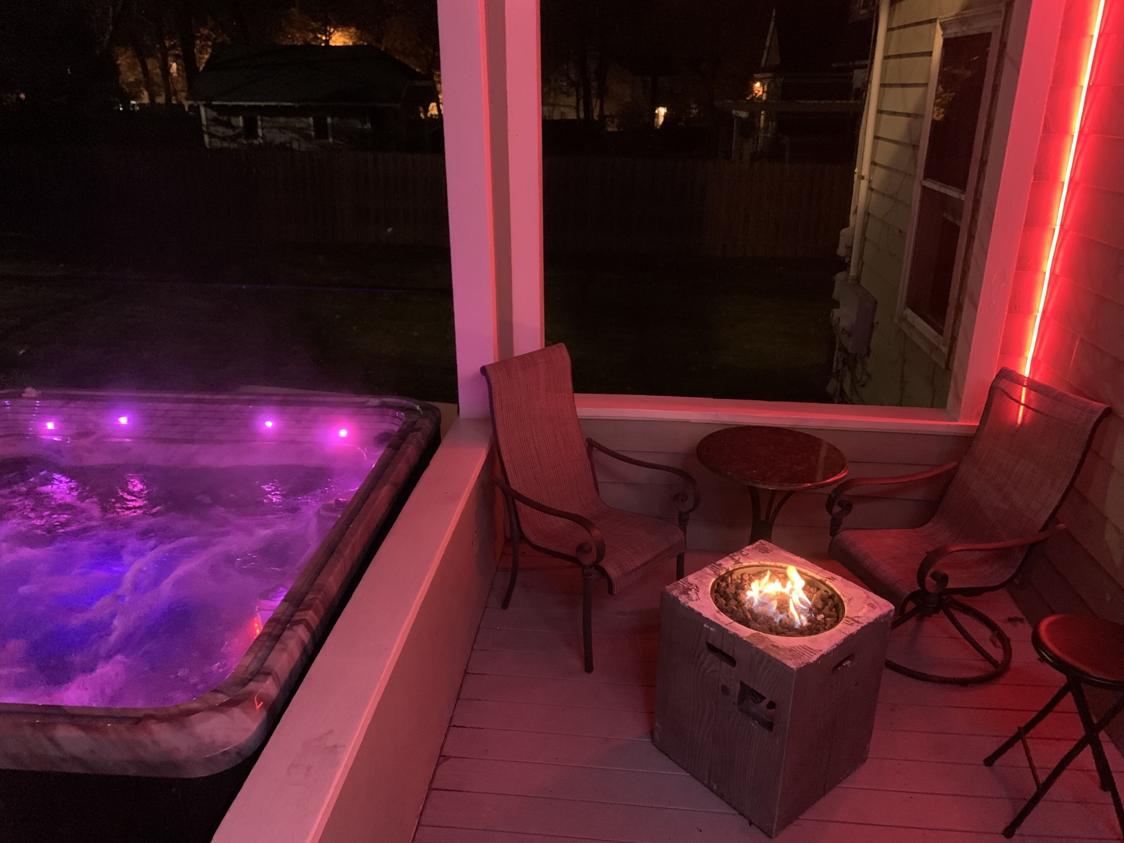 Spacious & Sunny 4 Bedroom Close to Downtown, hot tub