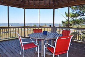 Outdoor dining - Osprey Nest- Waterfront on Chincoteague Bay w/ Pier (Chincoteague)