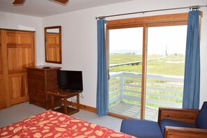 4 bedrooms, desk, iron/ironing board, free WiFi - Osprey Nest- Waterfront on Chincoteague Bay w/ Pier (Chincoteague)