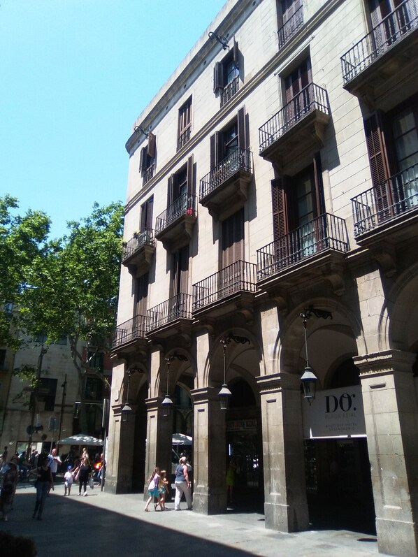 A historic building with multiple balconies and a sign for 'DO Boutique Hotel'. - Apartment Colom 2 - (Barcelona)