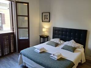 1 slaapkamer, een kluis op de kamer, een strijkplank/strijkijzer