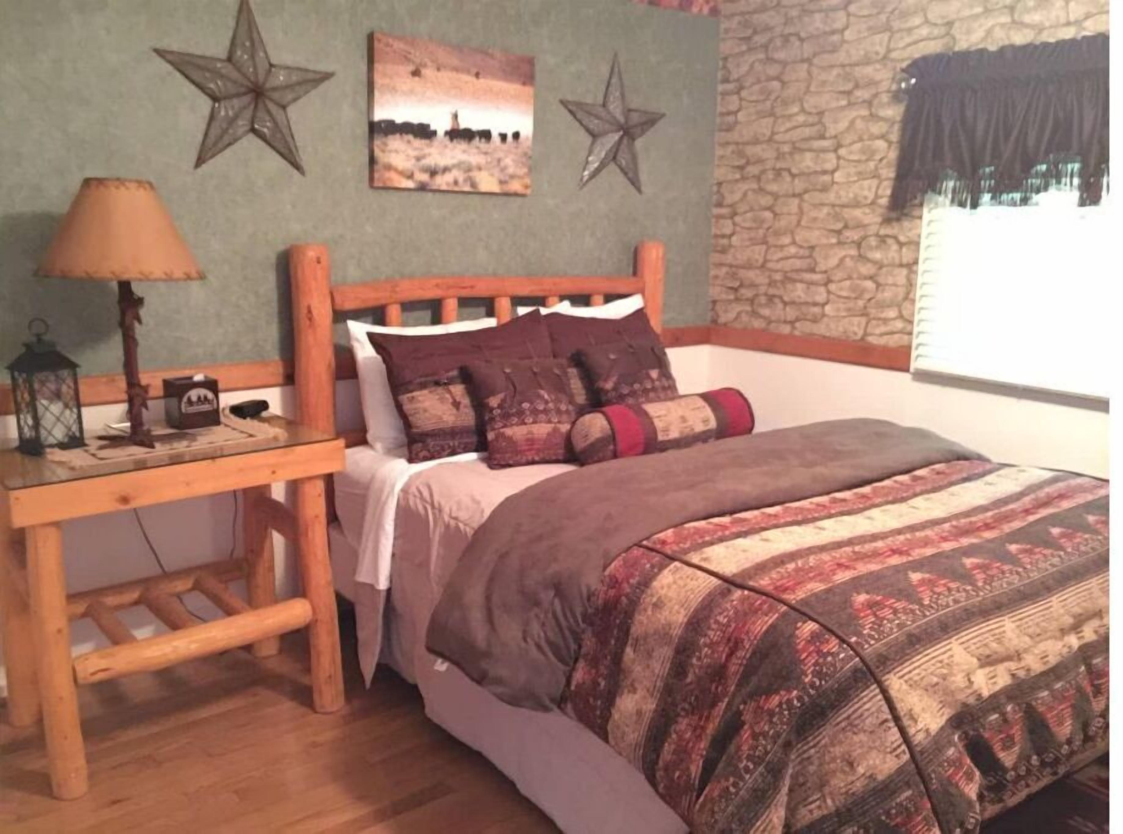 3 bedrooms, desk, iron/ironing board, travel cot