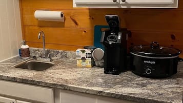 Køleskab, mikrobølgeovn, kaffe-/temaskine