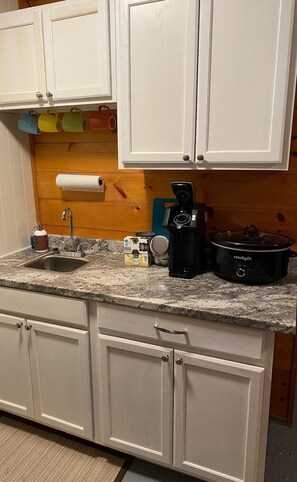 Jääkaappi, mikroaaltouuni, kahvin-/teenkeitin