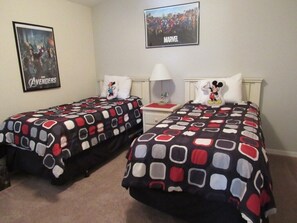 5 makuuhuonetta, silitysrauta/-lauta, vauvan matkasänky, Wi-Fi