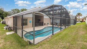 Ein Haus mit überdachtem Pool und einem einbruchsicheren Veranda.