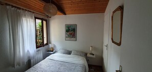 2 chambres, bureau, fer et planche à repasser