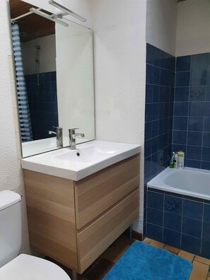 Bathtub, hair dryer, soap, toilet paper - Nice house 2 bdrms + garden in quiet area, near beach and golf course (Moliets-et-maa)