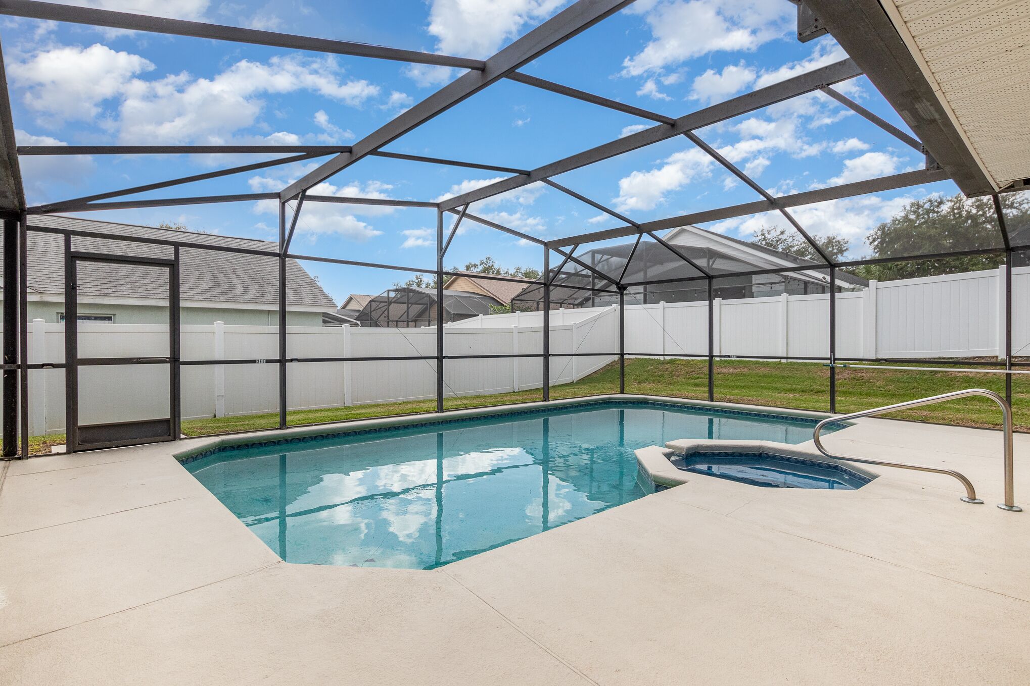 Orange Tree Pool Home with spa. Enjoy recreation and relaxation in this inviting community near the best of Orlando's hot spots!