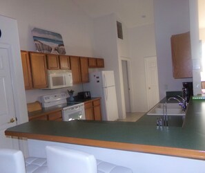 ثلاجة، ميكروويف، فرن، غسالة أطباق