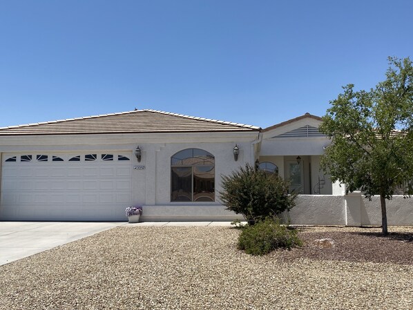 Exterior - Spacious, Clean, Family Friendly, Lake Havasu Home with Boat Deep Garage! (Lake Havasu City)