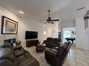 Smart-TV, Kamin, Arbeitsbereiche