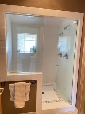 Ensemble douche/baignoire, baignoire à jets, sèche-cheveux