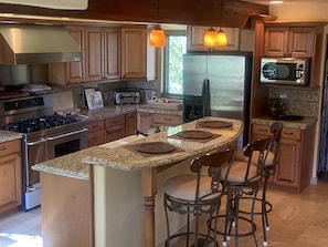 ثلاجة، ميكروويف، فرن، موقد طهي مسطح