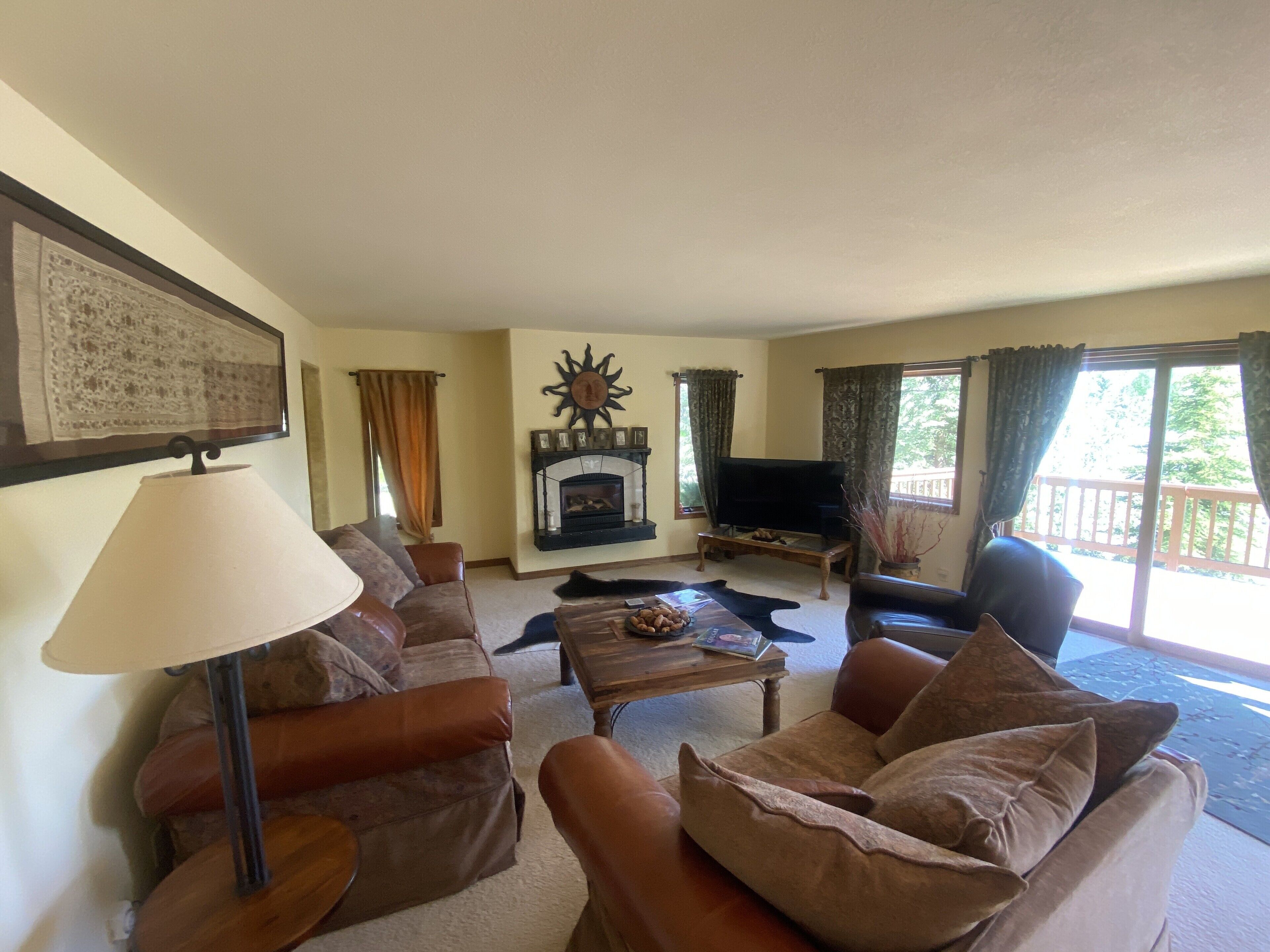 Spectacular,peaceful Sun Valley View Home ,Two Acres ,Access to Private Lake.