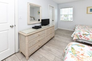 10 bedrooms, iron/ironing board, WiFi, bed sheets - The Events house by the Beach (Surfside Beach)