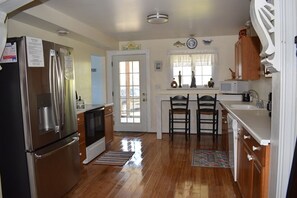 Een magnetron, een oven, een vaatwasser