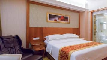 Una habitación de hotel con una cama, un escritorio, una silla y una ventana.