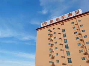 Un immeuble à plusieurs étages, sur lequel on peut voir une enseigne indiquant qu’il s’agit d’un hôtel.