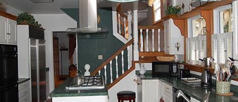 Køleskab, mikrobølgeovn, ovn, kogeplade