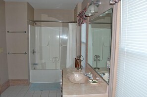Bathroom - Sailer’s Rest- 4BR | Quiet Street | Walk to Town (Chincoteague)