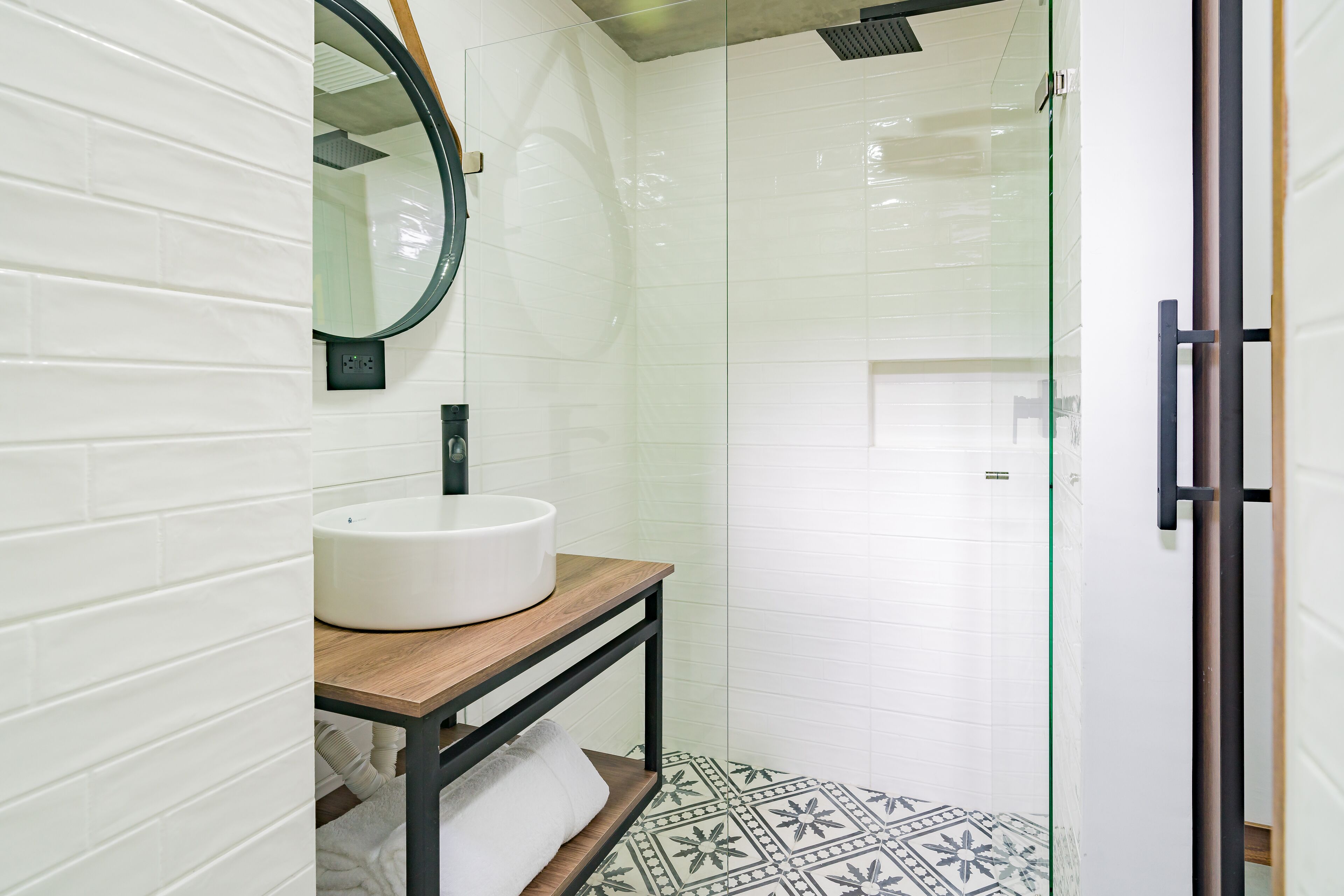 Double Room | Bathroom | Shower, designer toiletries, bidet, towels
