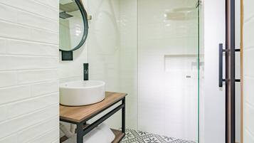 Double Room | Bathroom | Shower, designer toiletries, bidet, towels