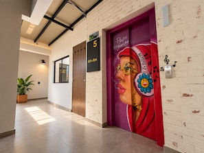 A hallway with a door marked '5' and a number '501-504' above it. - Hotel Loft 32 (Medellín)