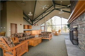 Smart TV, fireplace, table football, ping pong - Top floor with mountain views (Silverthorne)