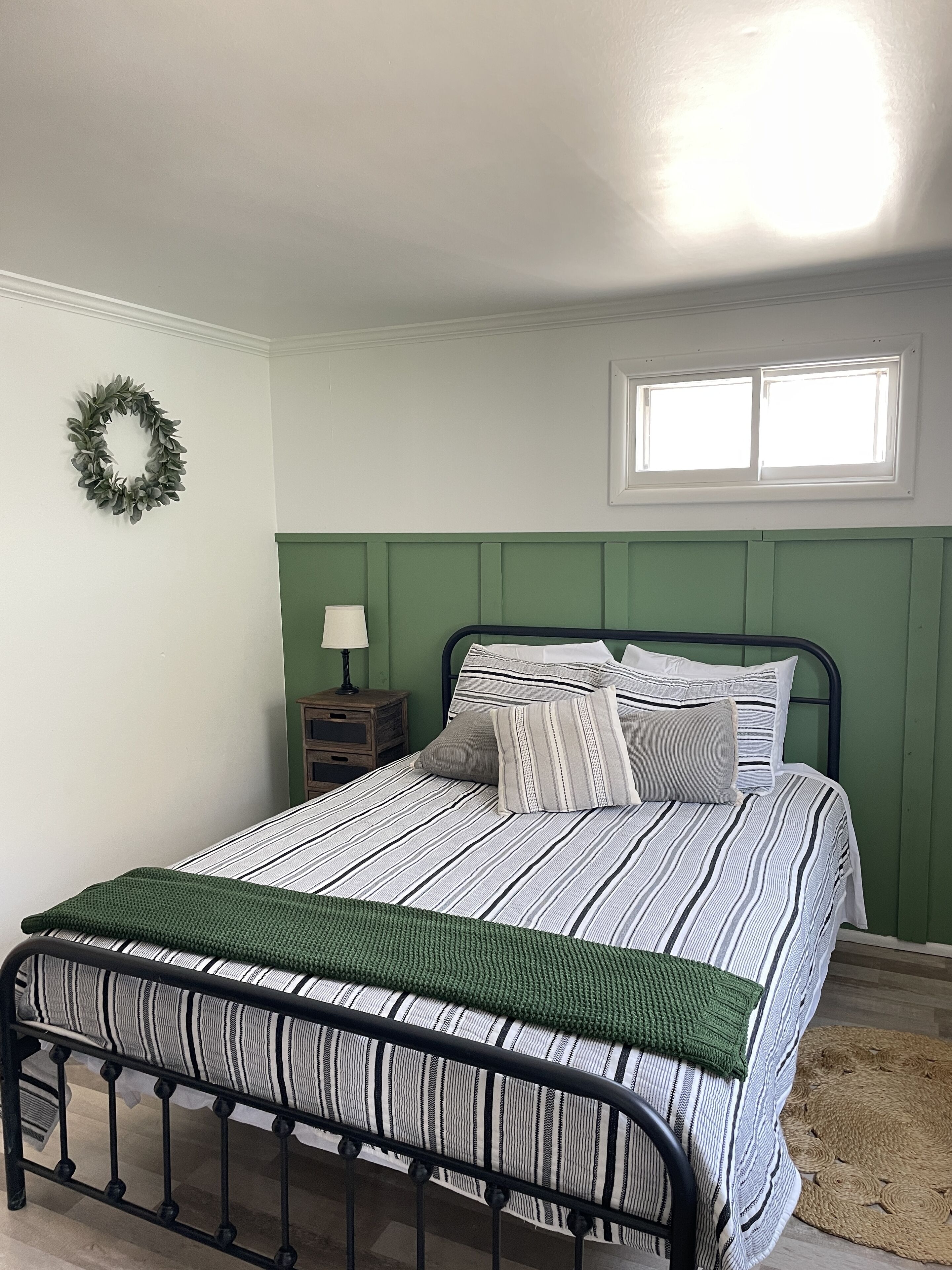 2 bedrooms, desk, iron/ironing board, WiFi