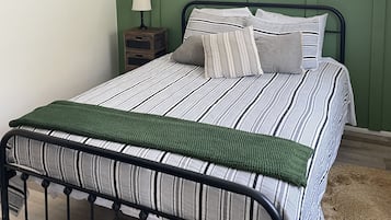 2 bedrooms, desk, iron/ironing board, WiFi