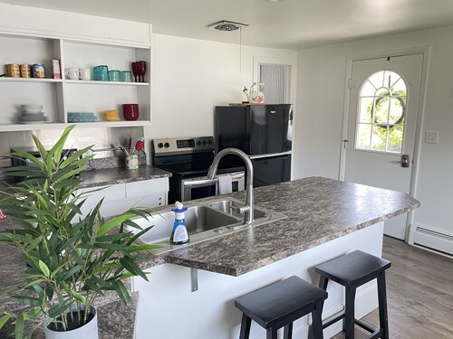 West Avenue Place, quiet neighborhood, close to downtown 