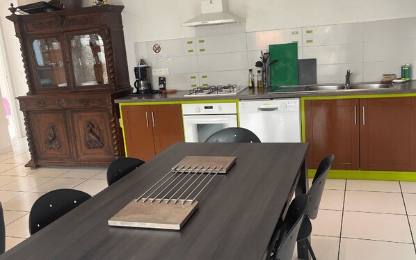 Kühlschrank, Mikrowelle, Ofen, Geschirrspüler