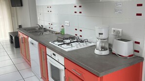 A modern kitchen with a gas stove, a coffee maker, and a toaster. - Our gîtes are ideally located in Pontonx-sur-l'Adour (Pontonx-Sur-L'adour)