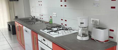 Coffee/tea maker, fridge, microwave, oven