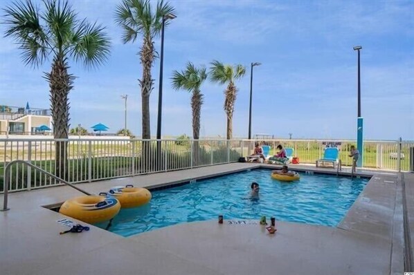 Alberca techada y alberca al aire libre