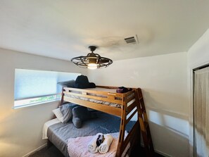 3 室のベッドルーム、デスク、アイロン / アイロン台、旅行用ベビーベッド