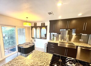 冷蔵庫、電子レンジ、オーブン、コンロ