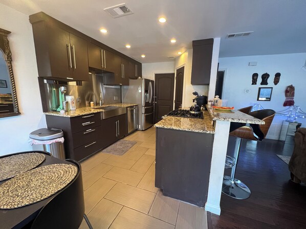 冷蔵庫、電子レンジ、オーブン、コンロ